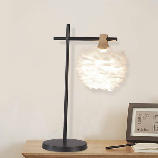 Ligne Scellée - Lampe de table et de sol en plumes avec abat-jour blanc et pied noir, au design nordique