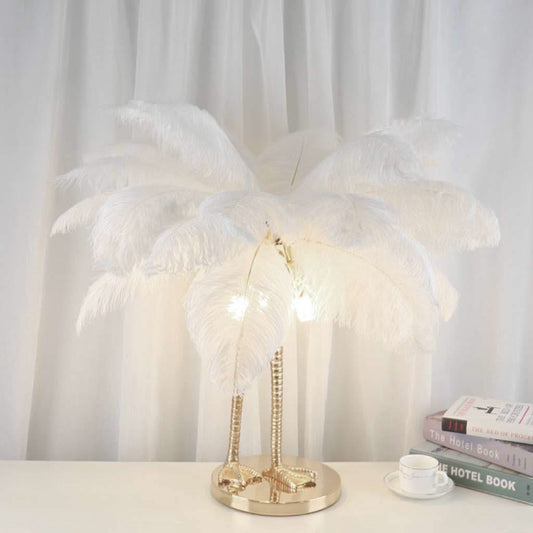 Forme Éthérée -  Lampe de table avec plumes d'autruche et pieds d'oiseau uniques, Blanc