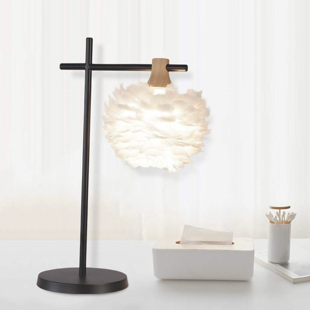 Ligne Scellée - Lampe de table et de sol en plumes avec abat-jour blanc et pied noir, au design nordique
