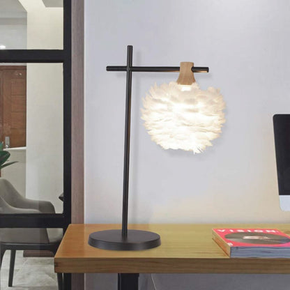 Ligne Scellée - Lampe de table et de sol en plumes avec abat-jour blanc et pied noir, au design nordique