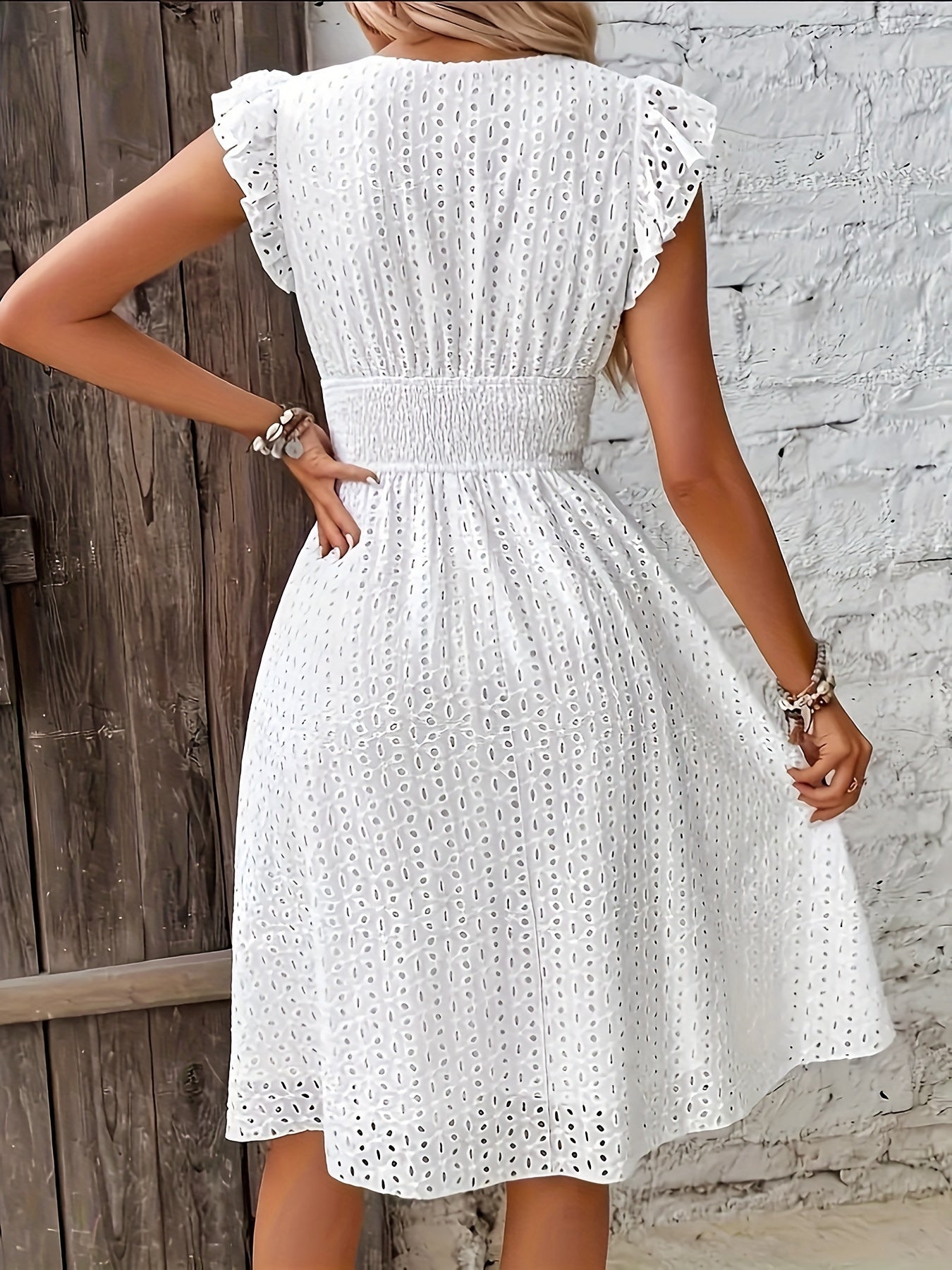 Thalya | Robe à décolleté en V et œillets en A-line